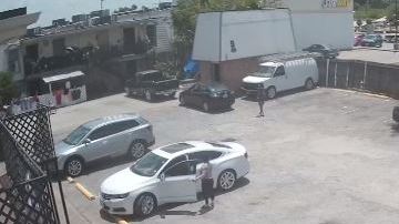 La tragedia quedo grabada en un video de seguridad de un complejo de apartamentos.