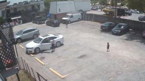 La tragedia quedo grabada en un video de seguridad de un complejo de apartamentos.