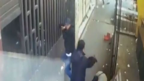 VIDEO: Con tiro de gracia matan a uno en mercado donde opera brazo armado del CJNG