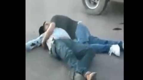 VIDEO: Narcos pierden apuesta de caballos y los mandan matar, así quedaron padre e hijo