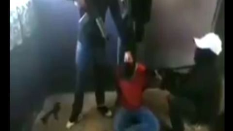 VIDEO: Sicarios armados interrogan y torturan