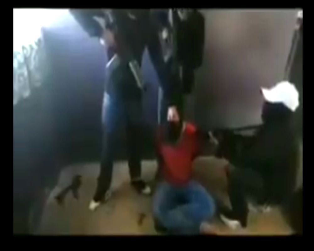 VIDEO: Sicarios armados interrogan y torturan