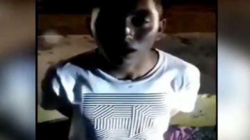 VIDEO: Sicarios del narco hacen lo que nunca habían hecho con este joven que interrogan
