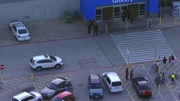 ULTIMA HORA: Cierran Walmart al oeste de Houston por amenaza terrorista.