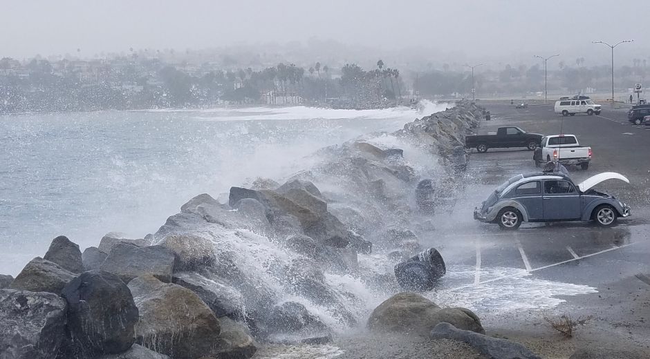 Olas inmensas en California dejan lesionados a algunos curiosos y ocasionan inundaciones en la costa oeste