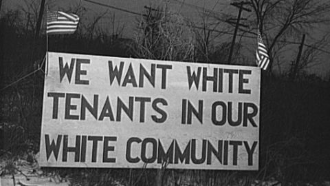 "Queremos inquilinos blancos en nuestra comunidad blanca", un cartel en Detroit, Michigan, en 1942.