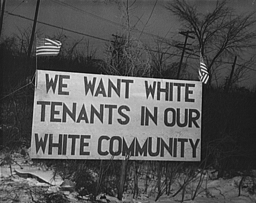 "Queremos inquilinos blancos en nuestra comunidad blanca", un cartel en Detroit, Michigan, en 1942.
