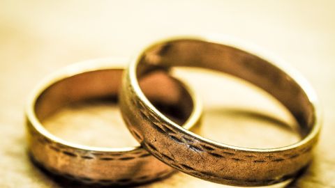A la mujer no le pareció la elección de los novios.