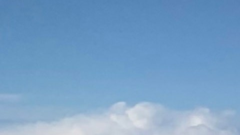 El penacho de humo (gris) que alimentaba la nube (blanca).