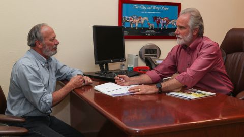 Steve Isen (d), de 64 años, habla con Bill Youngblood. Isen dijo que prefiere ignorar los problemas de salud hasta que tenga 65, edad en que podrá disponer del seguro médico del estado. "No quiero abrir la caja de pandora hasta que tenga una mejor cobertura", aseguró.
(Jay Calderón/The Desert Sun)