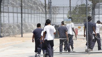 Inmigrantes en el Centro de Detención de Adelanto, California.