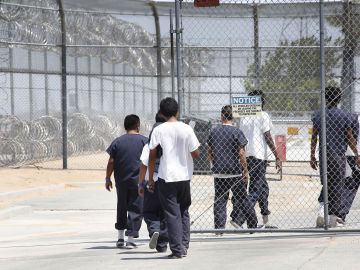 Inmigrantes en el Centro de Detención de Adelanto, California.