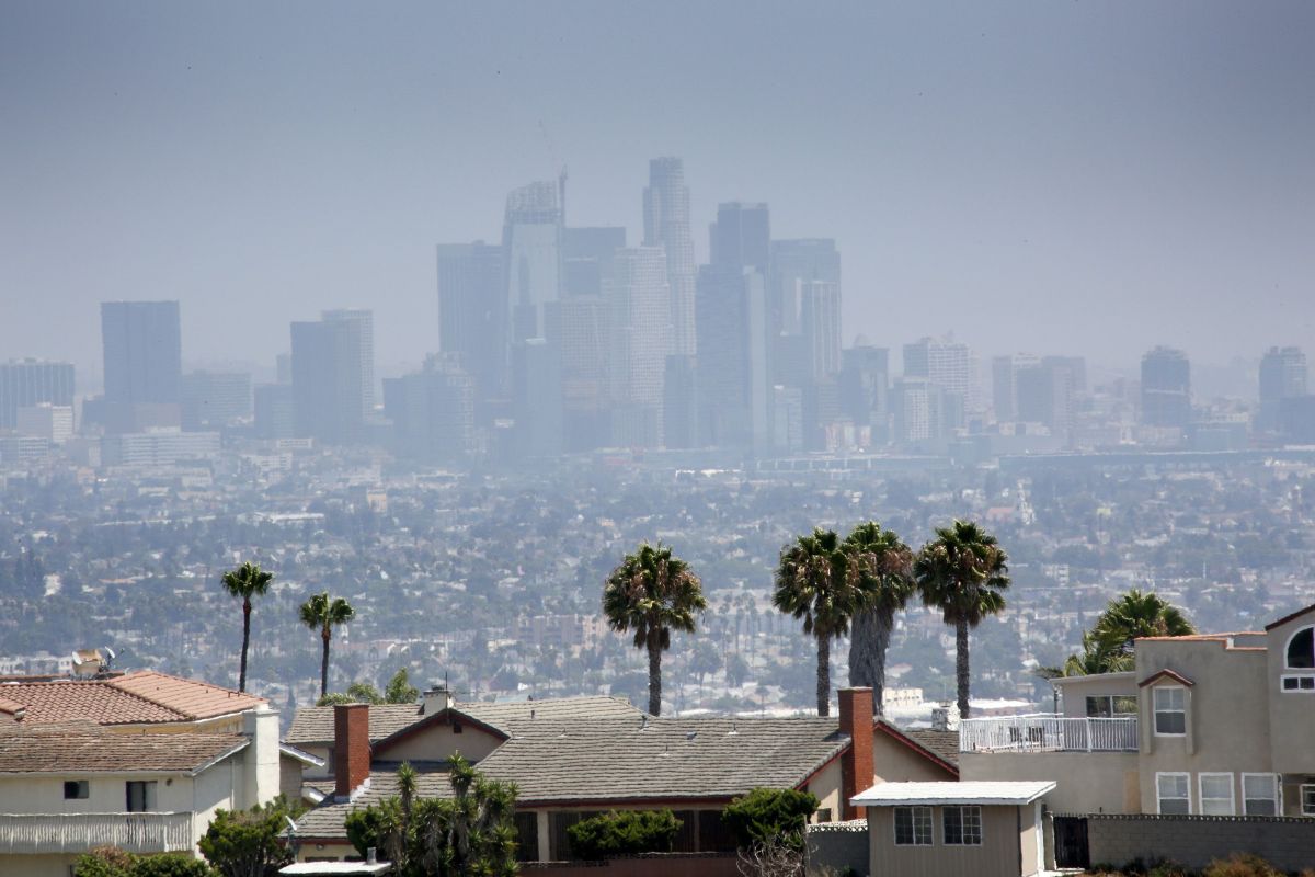 La ciudad de Los Ángeles con una gran presencia de smog. Foto de archivo.