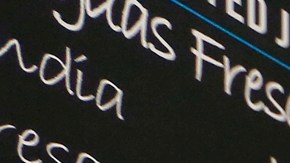 09/13/19/ LOS ANGELES/Maria Guadalupe Olague, owner of Lupita's Corner Market.  The small business just celebrated its grand reopening with a renewed focus on providing healthy food options for those in the community with help from the Los Angeles Food Policy Council. (Aurelia Ventura/ La Opinión)