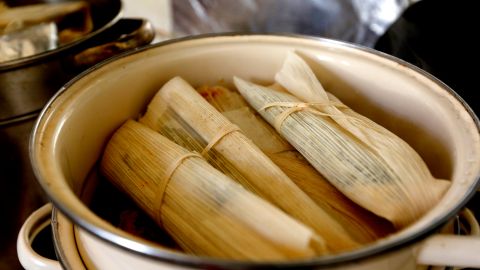 09/13/19/ LOS ANGELES/ Amalia Gutierrez Mateo, 53, prepares the traditional Oaxacan tamales. (Aurelia Ventura/ La Opinión)