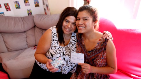 Lucia Saturno abraza a su hija Lucia Ocaña. (Aurelia Ventura/ La Opinión)