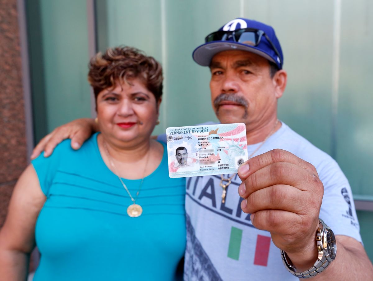 Martín Godínez muestra contento su tarjeta de residencia junto a su esposa Lidia Quiroz. / foto: Aurelia Ventura.