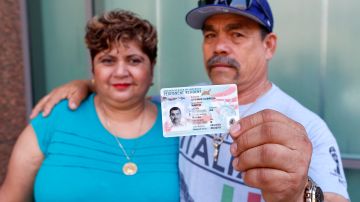 Martín Godínez muestra contento su tarjeta de residencia junto a su esposa Lidia Quiroz. / foto: Aurelia Ventura.