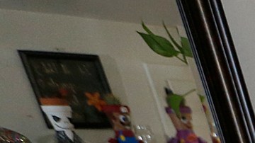 Inés Feijo, María Vega y Katherine Álvarez protestan los aumentos de la renta en Downey. (Aurelia Ventura/La Opinión)