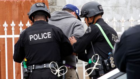 09/27/19 /LOS ANGELES/LAPD officers from the 77th Station gang unit joined members of the Narcotics unit to confiscate illegal marijuana being sold at an illegal cannabis dispensary in South Los Angeles. A little over twenty people were detained.  (Aurelia Ventura/La Opinión)