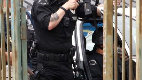 Agentes de la división 77 del LAPD y de la unidad antinarcóticos en acción / Aurelia Ventura, La Opinión