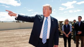 Fotografía de archivo del presidente Donald Trump durante una visita a la frontera sur.