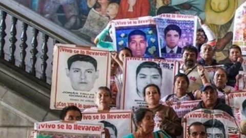AMLO se reunión con los padres de los estudiantes desaparecidos.
