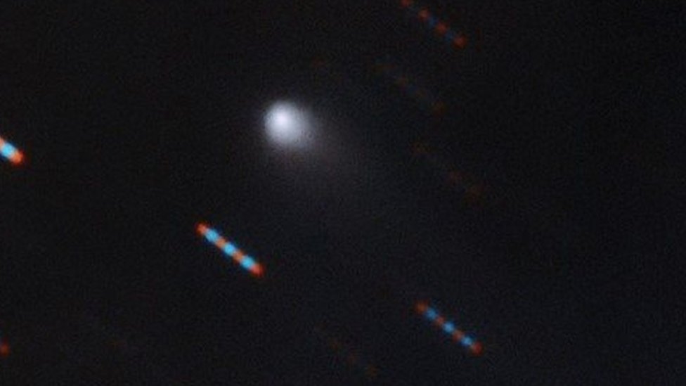 En su primera foto, el nuevo visitante interestelar muestra su cola de cometa. 