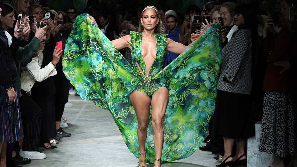 Jennifer Lopez cerró el desfile de Versace S/S 2020 con una versión del vestido.