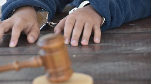 Una niña de 6 años fue esposada tras tener una pataleta en una escuela de Florida, Estados Unidos (foto genérica).