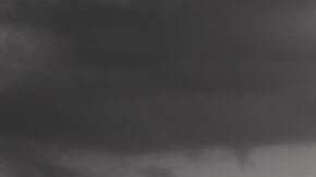 El auto mantiene un daño lateral que fue provocado en una escena de la película "Reto Tokyo"