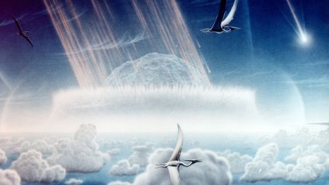 La imagen de un artista de un asteroide que se estrella contra los mares poco profundos de la península de Yucatán.