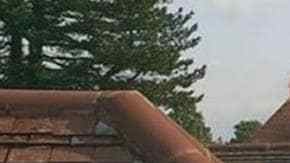 Un hombre defeca en el tejado.