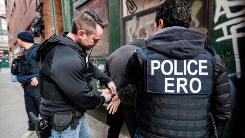 Las detenciones en los tribunales interrumpe los procedimientos judiciales y disuade a los inmigrantes.