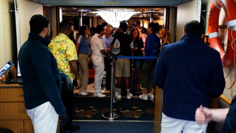 CBP trabaja con Bahamas Paradise Cruise Line para procesar las llegadas de pasajeros de Bahamas.