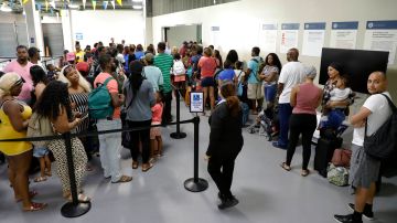 Turistas y residentes de Bahamas desplazados por el huracán, llegan a Florida. Jaime Rodriguez Sr./CBP