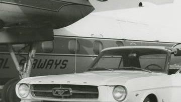 El Capitan Stanley Tucker, piloto canadiense, posa junto al primer Mustang en ser creado, el cual se le vendió por error