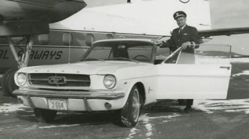 El Capitan Stanley Tucker, piloto canadiense, posa junto al primer Mustang en ser creado, el cual se le vendió por error
