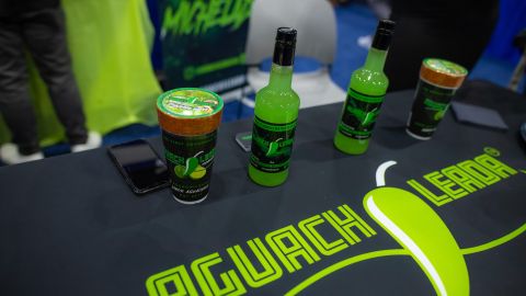 Fotografía cedida por José Jiménez donde se muestra un estand con "aguachileada", presentada en la feria Sabor Latino Food celebrada la semana pasada en el Centro de Convenciones de Los Ángeles. EFE