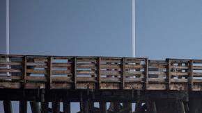 Personas miran el oleaje desde Main Street Pier de Daytona Beach, Florida,
