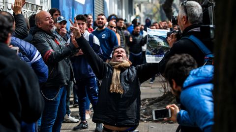 Largas filas, empujones y campamentos para poder ver al '10' con el 'Lobo'