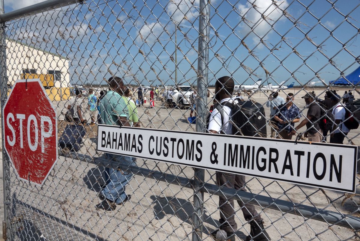 Residentes de Bahamas intentando salir del país.