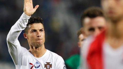 CR7 atendió al pequeño que lo esperaba junto a su padre afuera del vestidor de Portugal