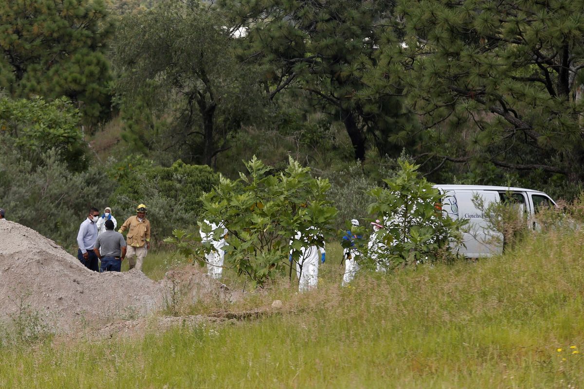 Peritos forenses en una fosa clandestina en Zapopán, Jalisco. 