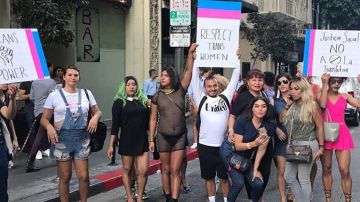 Grupo de la comunidad LGBPQ protesta afuera del restaurante Las Perlas. /Foto suministrada.