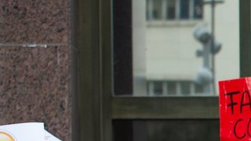 Las supervisoras Hilda Solís y Sheila Kuehl son acompañadas de inquilinos y activistas que apoyan un control de renta en el condado de Los Ángeles. (Suministrada)