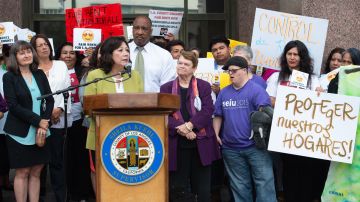 Las supervisoras Hilda Solís y Sheila Kuehl son acompañadas de inquilinos y activistas que apoyan un control de renta en el condado de Los Ángeles. (Suministrada)