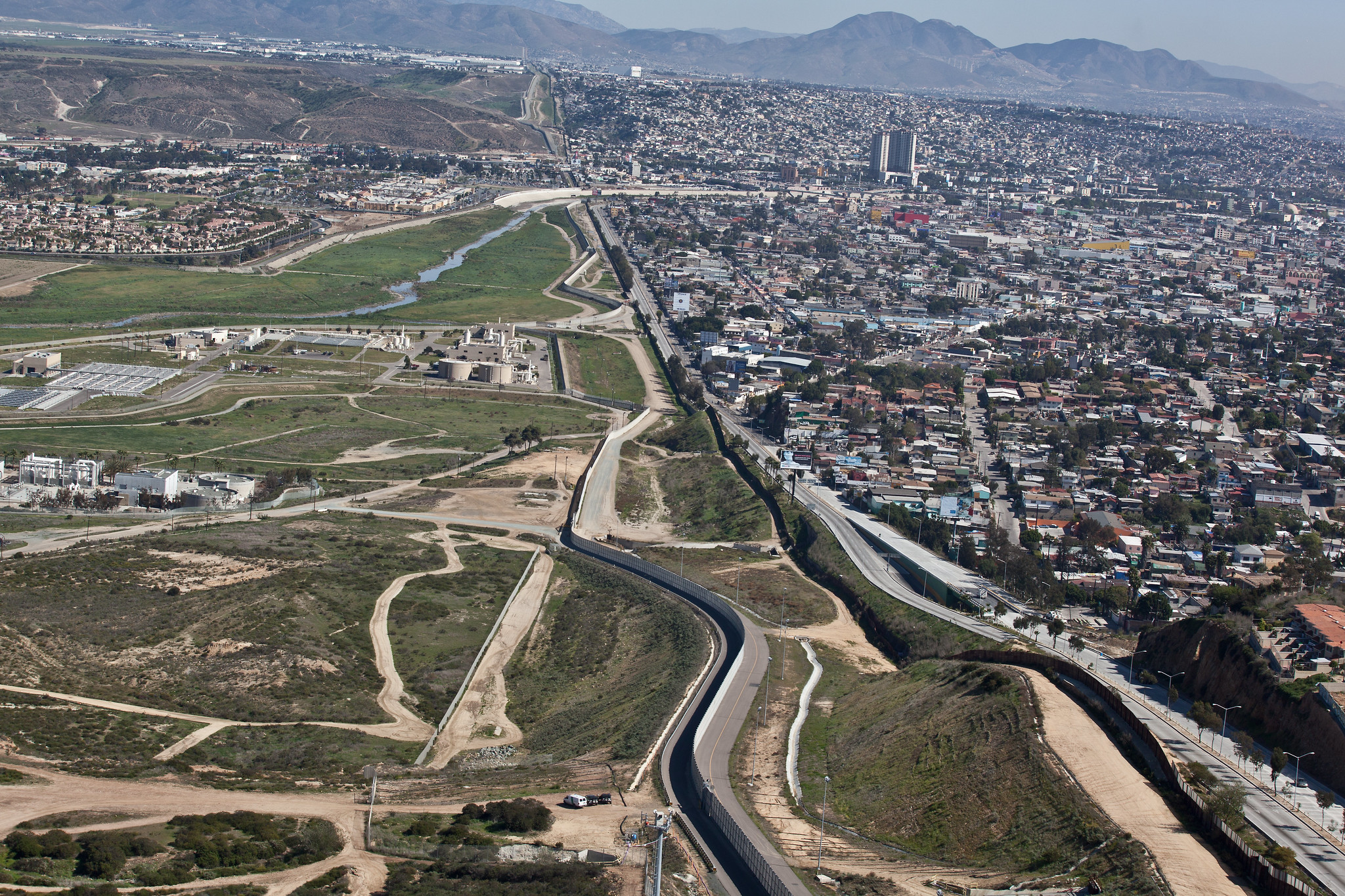 El Sistema de Infraestructura Fronteriza en San Diego es el primer ejemplo del costoso muro.