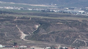 El Sistema de Infraestructura Fronteriza en San Diego es el primer ejemplo del costoso muro.