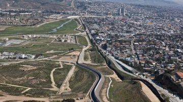 El Sistema de Infraestructura Fronteriza en San Diego es el primer ejemplo del costoso muro.